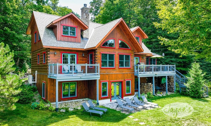 Bracebridge Cottage | Gorgeous log cabin with 4+ bed 3 bath on Pine Lake!