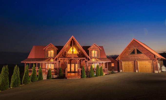 Dobson Cabin | Gorgeous Log Cabin - Mt. Airy - Blue Ridge Mountain Views - Retreats & Reunions