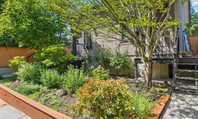 Vancouver South House | Gorgeous luxury 7 bedroom property (2 suites together as one rental)