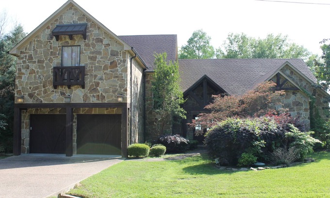 Enchanted Oaks House | Gorgeous Luxury Waterfront Lakehouse