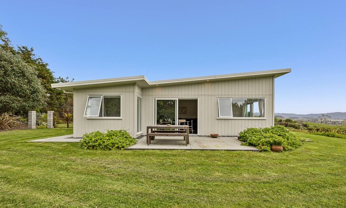 Mangawhai Apartment | Gorgeous Mangawhai Village Rural Apartment Only 3 Minutes Drive from the Village