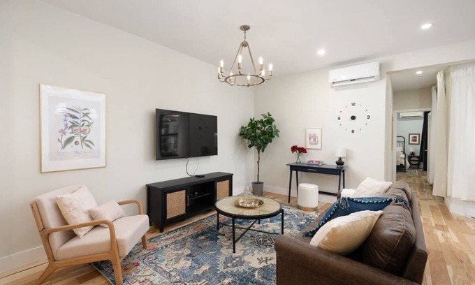 Mile End Apartment | Gorgeous Mile End-3BD 3BA+Parking/Sauna
