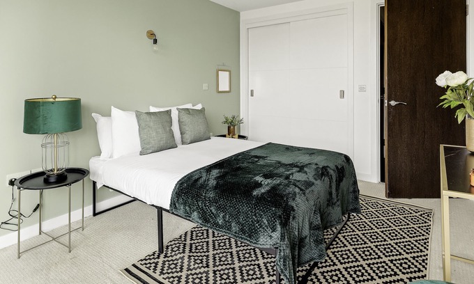 St. Dunstan's Apartment | Gorgeous Mile End Flat