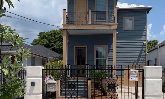 Saint Roch Bed & Breakfast | Gorgeous Modern 4 Bdrm/4 Bath-Gated Pool- Worthy of Your Beads! Walk to Quartern