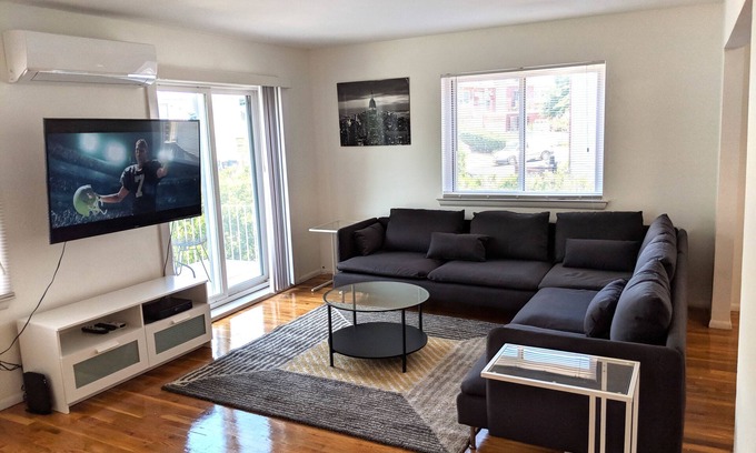 Emerson Hill House | Gorgeous, Modern, updated Duplex