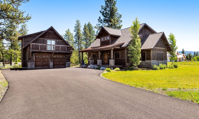 McCall House | Gorgeous mountain home with waterview, fireplace, washer/dryer, WiFi, & Netflix