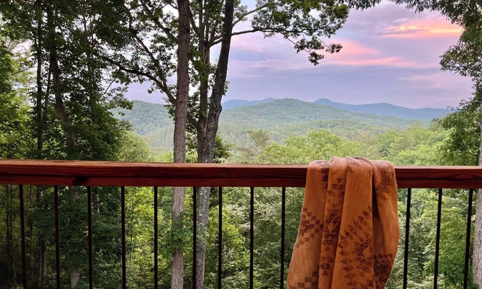 Raccoon Ridge Cabin | Gorgeous Mountain Views over Aska +Hot Tub & Firepit +Dog Friendly +Arcade table