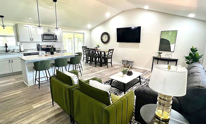 Huron House | Gorgeous New Home 3bdrm/3bath-walk to everything!