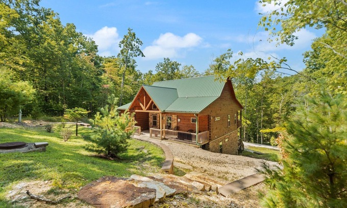 Campton Cabin | Gorgeous New Large Cabin 5-BD, 4.5-BA, Hot Tub, Pool Table, wet bar, Wi-Fi