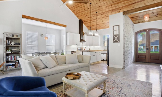 Shenandoah House | Gorgeous newer 3/2 home w/Louisiana style & charm