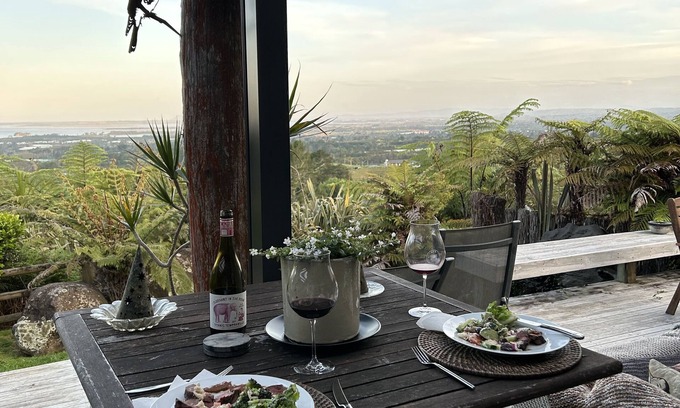 Katikati House | Gorgeous Ocean View from Waihi Beach - Mt Maunganui, Private Rustic country home