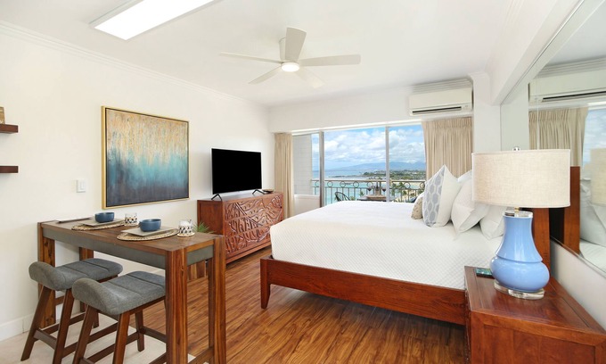 Waikiki Condo | Gorgeous Ocean Views, Full Kitchen, Steps to Beach!