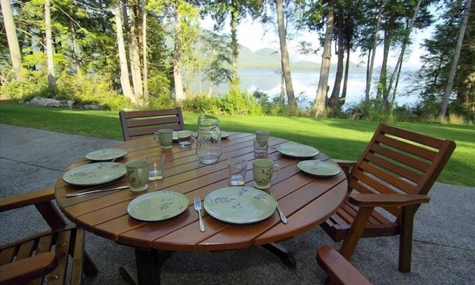 Tofino House | Gorgeous Oceanfront Rancher with Stunning views, Sauna, Hot tub and Pool table!