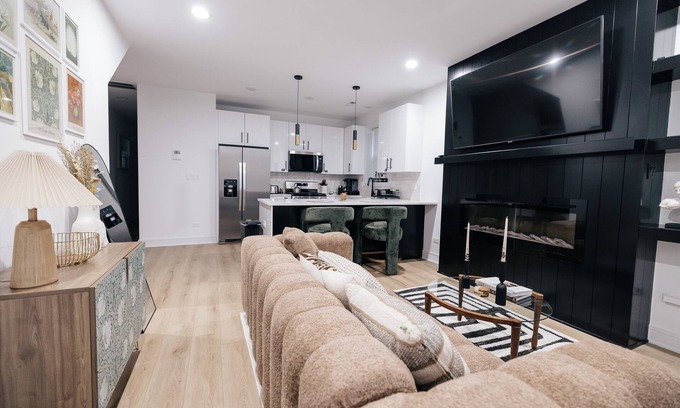 Woodlawn Condo | Gorgeous Parisian Retreat on University of Chicago Campus