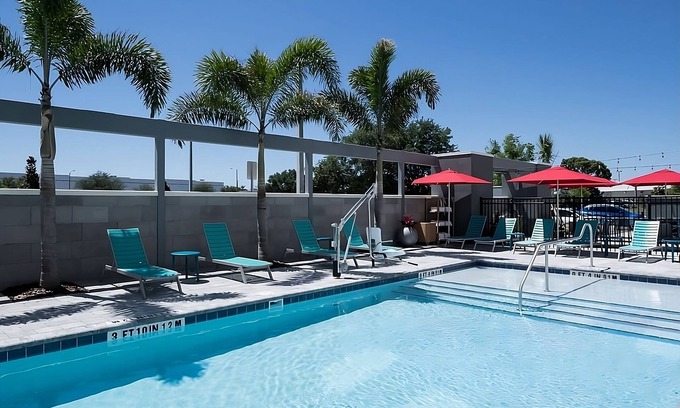 Airport North Hotel | GORGEOUS PET FRIENDLY SUITE! FREE BREAKFAST & POOL