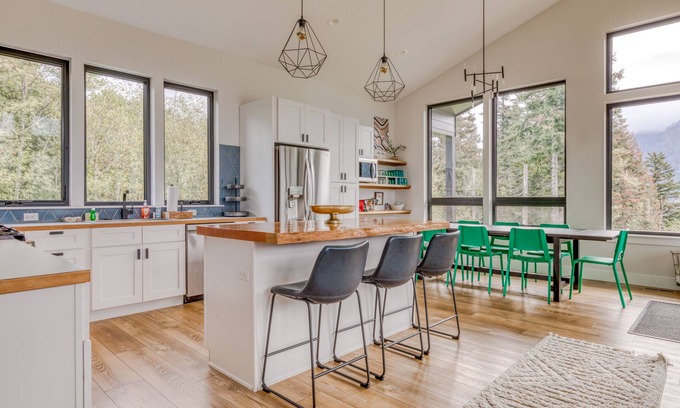 Stevenson House | Gorgeous pet friendly home with breath taking views, hot tub and fire pit