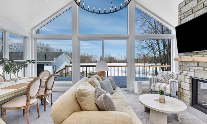 Mississippi Mills House | Gorgeous private retreat with hot tub