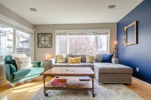 West Queen Anne House | Gorgeous Queen Anne Townhouse - Rooftop Deck!