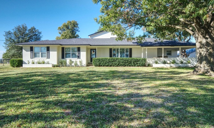 Canton Other | Gorgeous remodeled farmhouse 8 miles from Canton market.