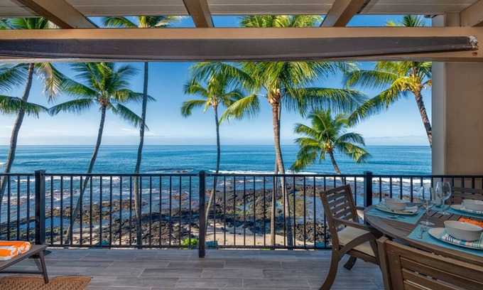 Kailua-Kona Condo | Gorgeous Renovated Oceanfront Condo - AC & Free WIFI/Parking/Cable