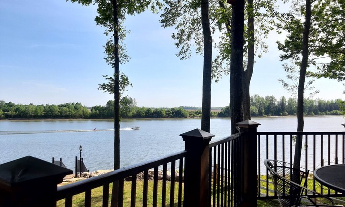Morris Chapel Cabin | Gorgeous River Cabin King Beds Hot Tub Kayaks Fire Pit.