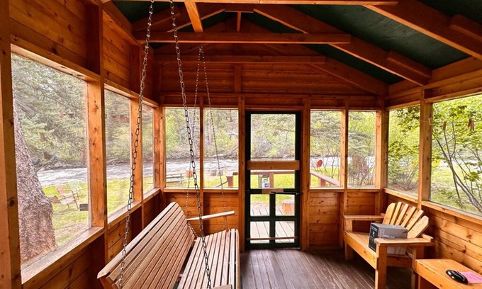 Estes Park Cabin | Gorgeous Riverfront Location