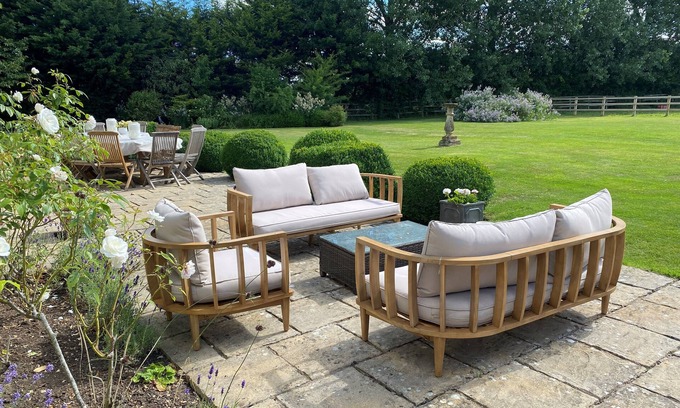 Broad Hinton House | Gorgeous romantic cottage with hot tub tennis court. Beautiful walks