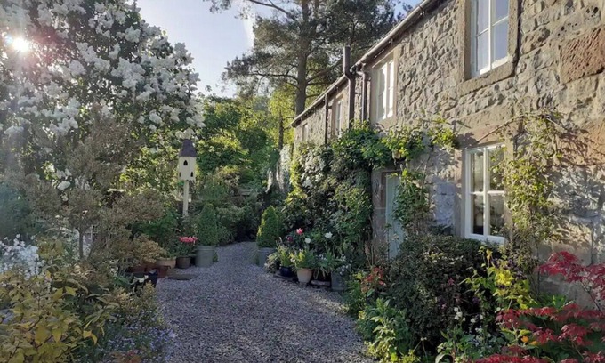 Winster Cottage | Gorgeous romantic cottage retreat, gardens & Peak District views