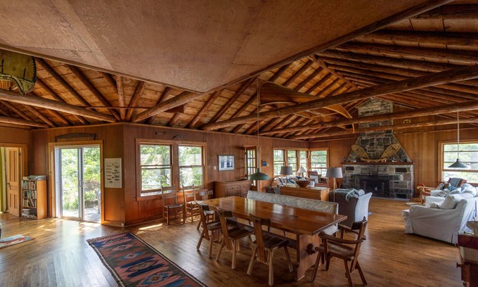 North Kawartha Cottage | Gorgeous Rustic 5-bedroom cottage in North Kawartha with WiFi
