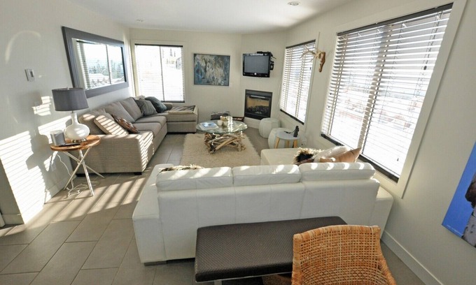 Big White Ski Resort Condo | Gorgeous ski in/ski out home, central to the village in Plaza on the Ridge.