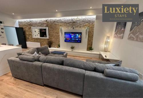 Westcliff-on-Sea Apartment | Gorgeous & Sleek 2BR City Centre Nr Cliffs Pavillion by Luxiety Stays
