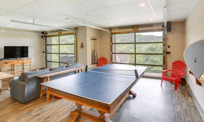 Smithville House | Gorgeous Smithville Home: Hot Tub & Scenic Views!
