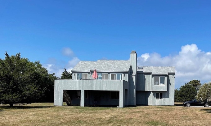 Katama House | Gorgeous South Beach Contemporary 5 min walk to beach with AC, and WiFi