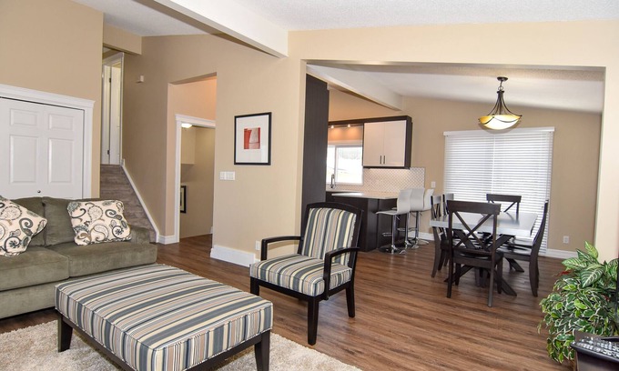Northwest Calgary House | GORGEOUS, SPACIOUS, 6BDRS, 3.5BATHS, AC, CLS TO LRT, GROCERIES, MINS TO D/TOWN