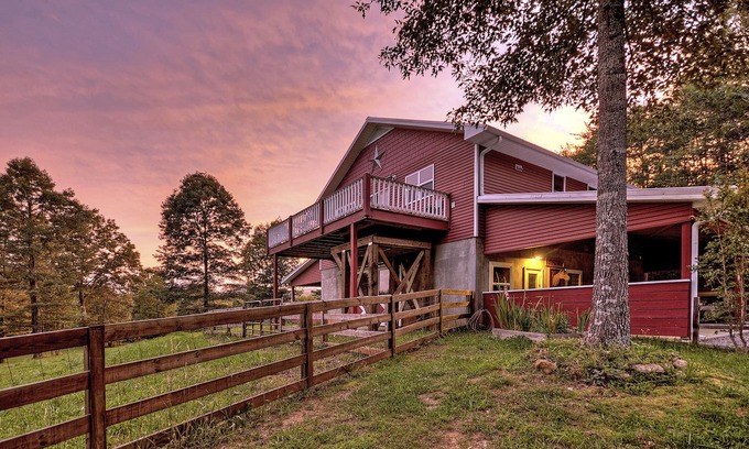 McCaysville Cabin | Gorgeous Springtime Mountain Views! Hot Tub, WiFi, Beautiful Wildlife!