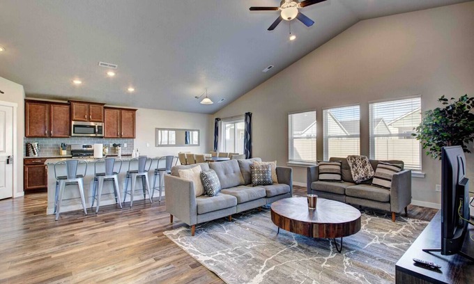 Star House | Gorgeous Star home ~ King Bed ~ 5 TVs ~ Walkable to Downtown Star and Albertsons