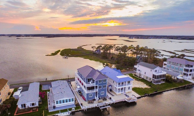 Selbyville House | Gorgeous Sunsets on Bay in Beautiful 7 BR Home 1.5 Mi to Beach