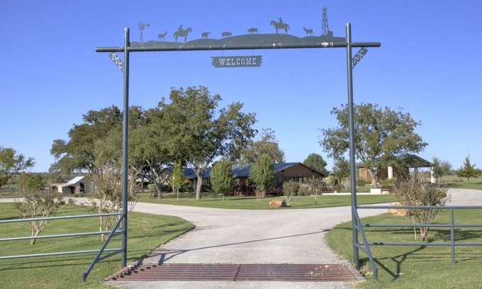Granbury House | Gorgeous Texas Ranch Get Away