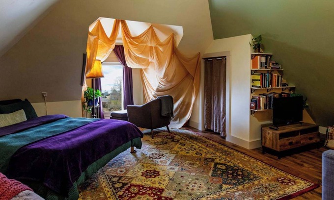 Old North End Apartment | Gorgeous Top Floor Apt w/Lake View near Downtown!