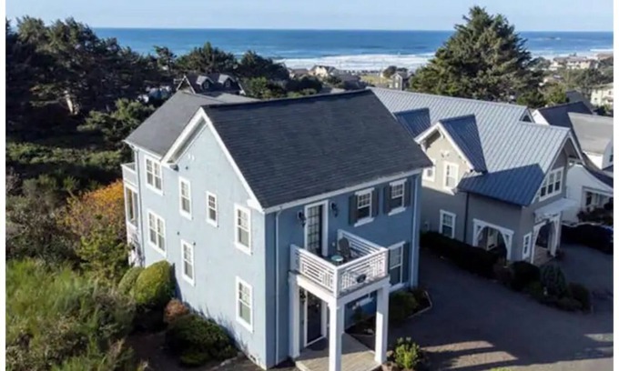 Roads End House | Gorgeous Unique Luxury Oceanview Home w/Spa. Easy walk to beach.