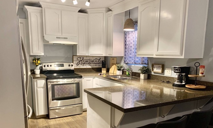 Mercedes House | Gorgeous upgraded entire house! Off expressway