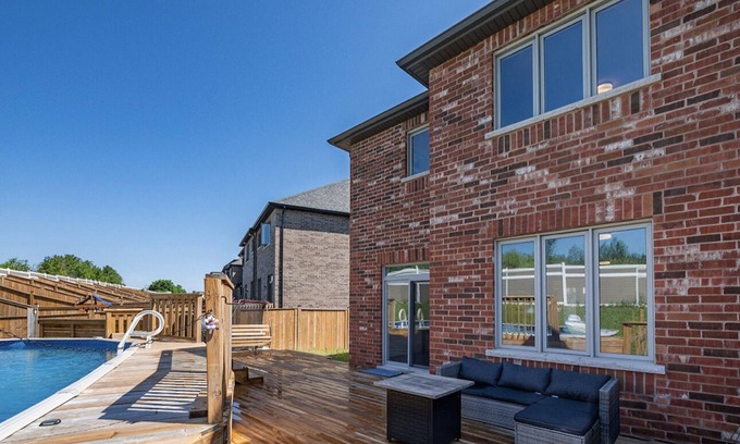 Alcona House | Gorgeous Vacation Home Near The Beach!nstunning townhouse!