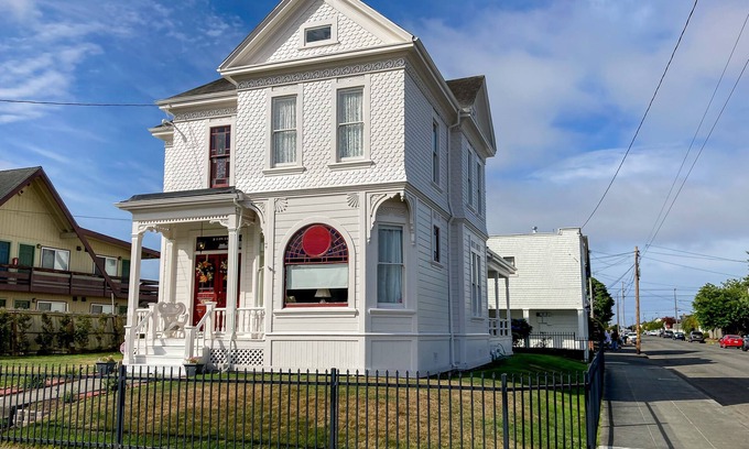 Greenside Park House | Gorgeous Victorian home near shops and dining with porch, washer/dryer & WiFi