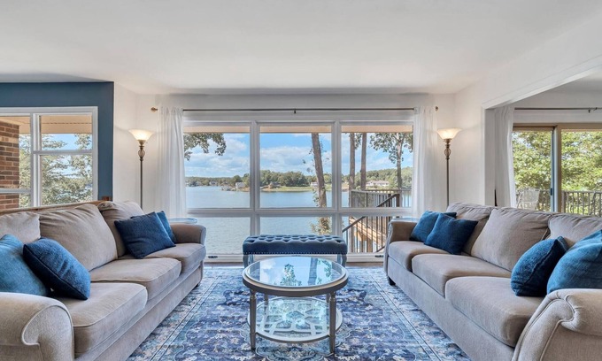 High Point House | Gorgeous Views/Comfy/Family Friendly/Near HFB. Dock/Kayaks/Patio/Deck/Grill/GmRm
