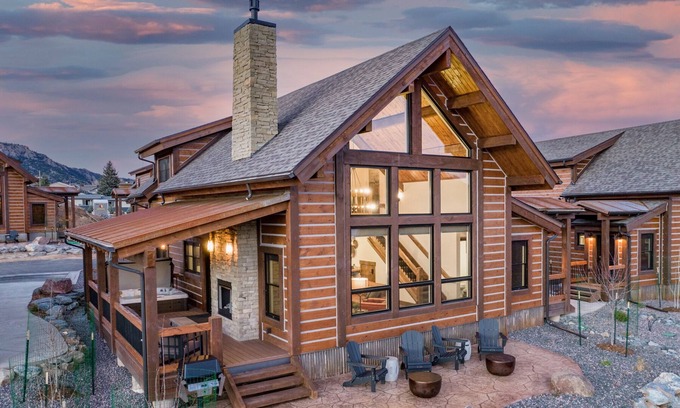 Estes Park Cabin | Gorgeous Views! Two large Patios, Jacuzzi, Indoor/Outdoor Fireplace