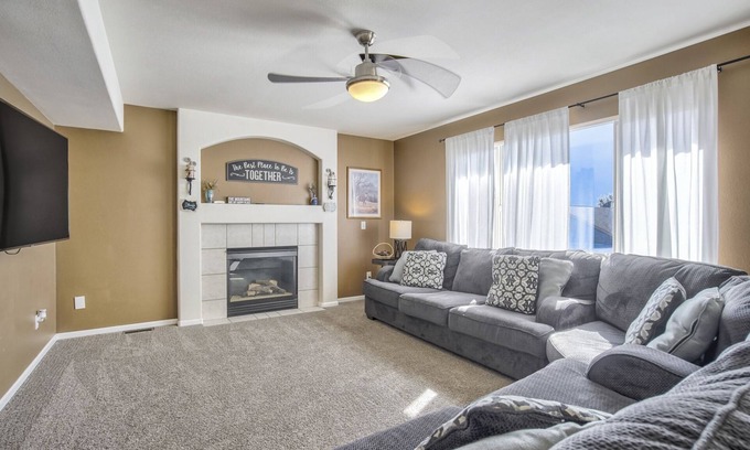 Northeast Colorado Springs House | Gorgeous Villa Sleeps 12+/6 King Beds-AF Academy