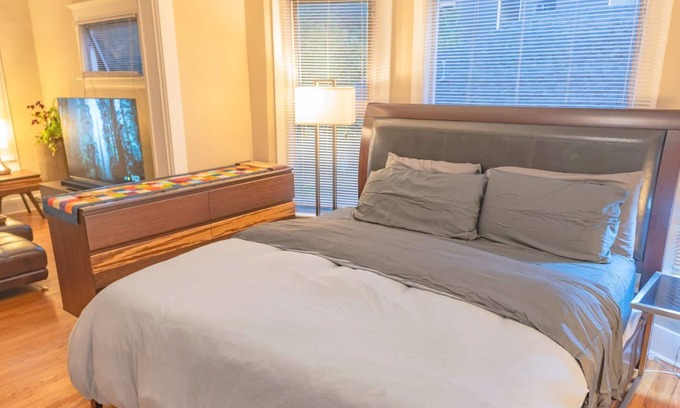 Minor Apartment | Gorgeous Vintage 1BR Apt | Wifi | Walk Everywhere!