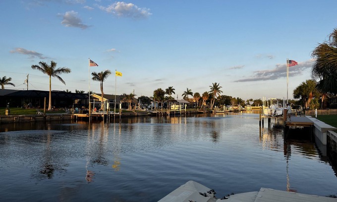 Edgewater House | Gorgeous waterfront home!