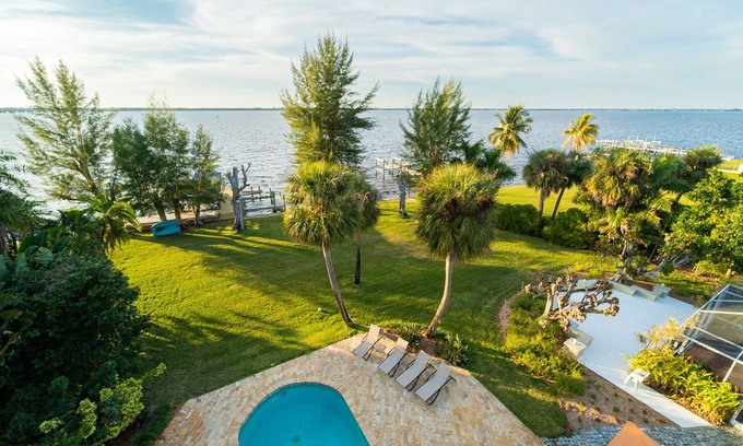 McGregor House | GORGEOUS WATERFRONT ESTATE