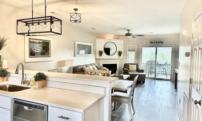 Huddleston Condo | Gorgeous waterfront 2 bed 2 bath condo full amenities Mariners Landing resort